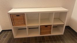 Ikea Regal Kallax mit Bastkörben und Hängeeinsatz