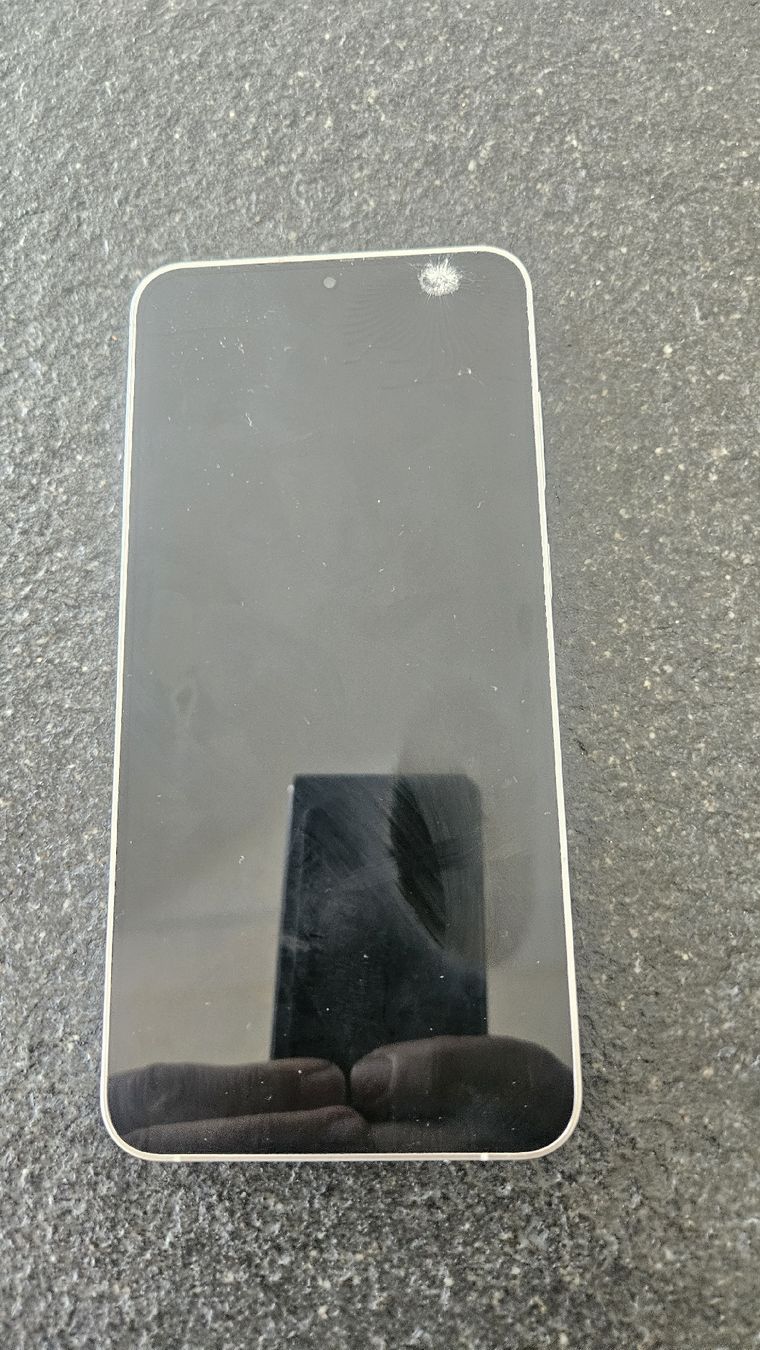 Samsung Telefoni cellulari / Smartphones: Samsung S23 White Used, Cracked Screen  – Difettoso da Sachseln venduto da laz_65cg