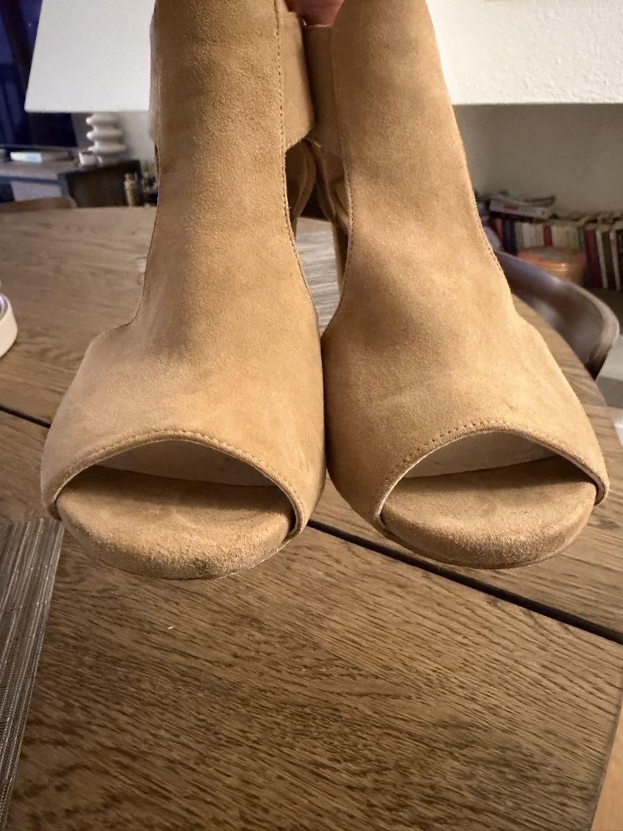 Michael Kors Scarpe da donna: Michael Kors Suede Heels Size 6M  – Usato da Horgen venduto da Elizhadz 3
