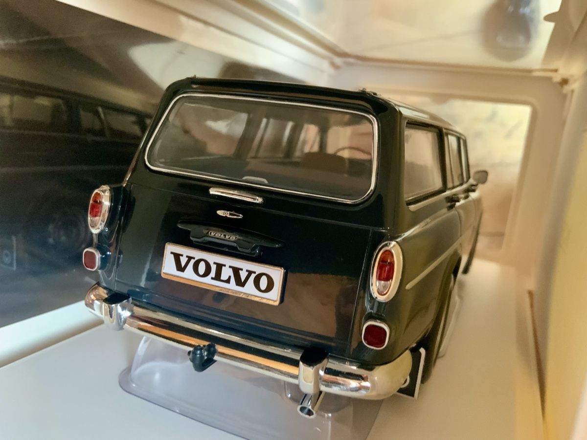 Volvo Modellini d'auto: VOLVO AMAZON KOMBI 1966 GRAU MASSSTAB 1:18  – Nuovo e nell'imballaggio originale da Erlenbach i. S. venduto da MB-Next-Level 1