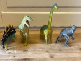 4 Stück Spielzeug Dinos