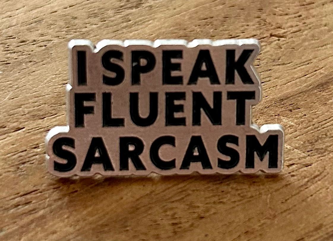 Placchette & Badge: Lustiger Pin  I speak fluent Sarcasm – Nuovo e nell'imballaggio originale da Geneve venduto da vane267