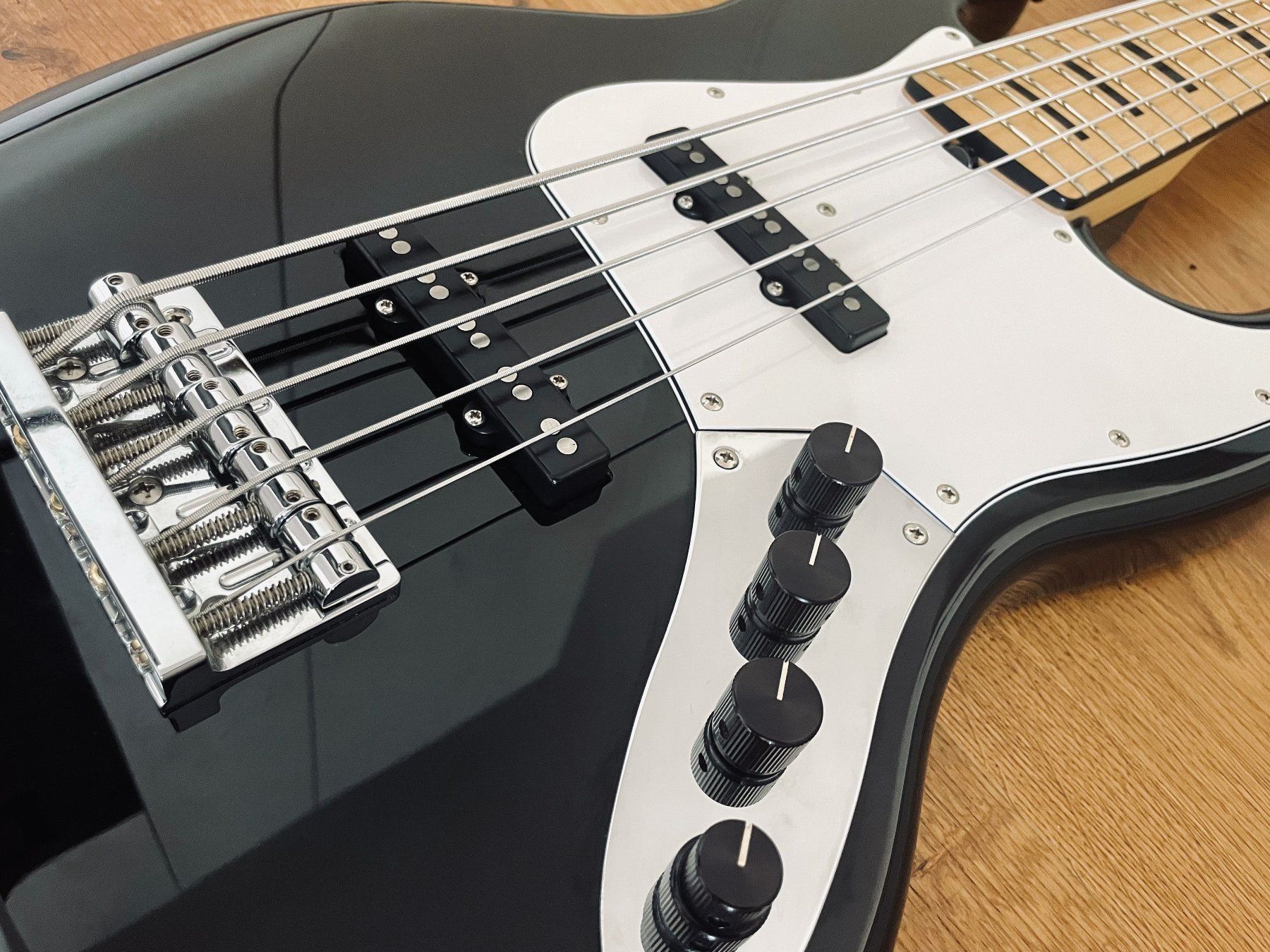 Sadowsky Musikinstrumente: Sadowsky UV70 Metro 5 String Bass – Gebraucht aus Boswil von HairyCloset 2
