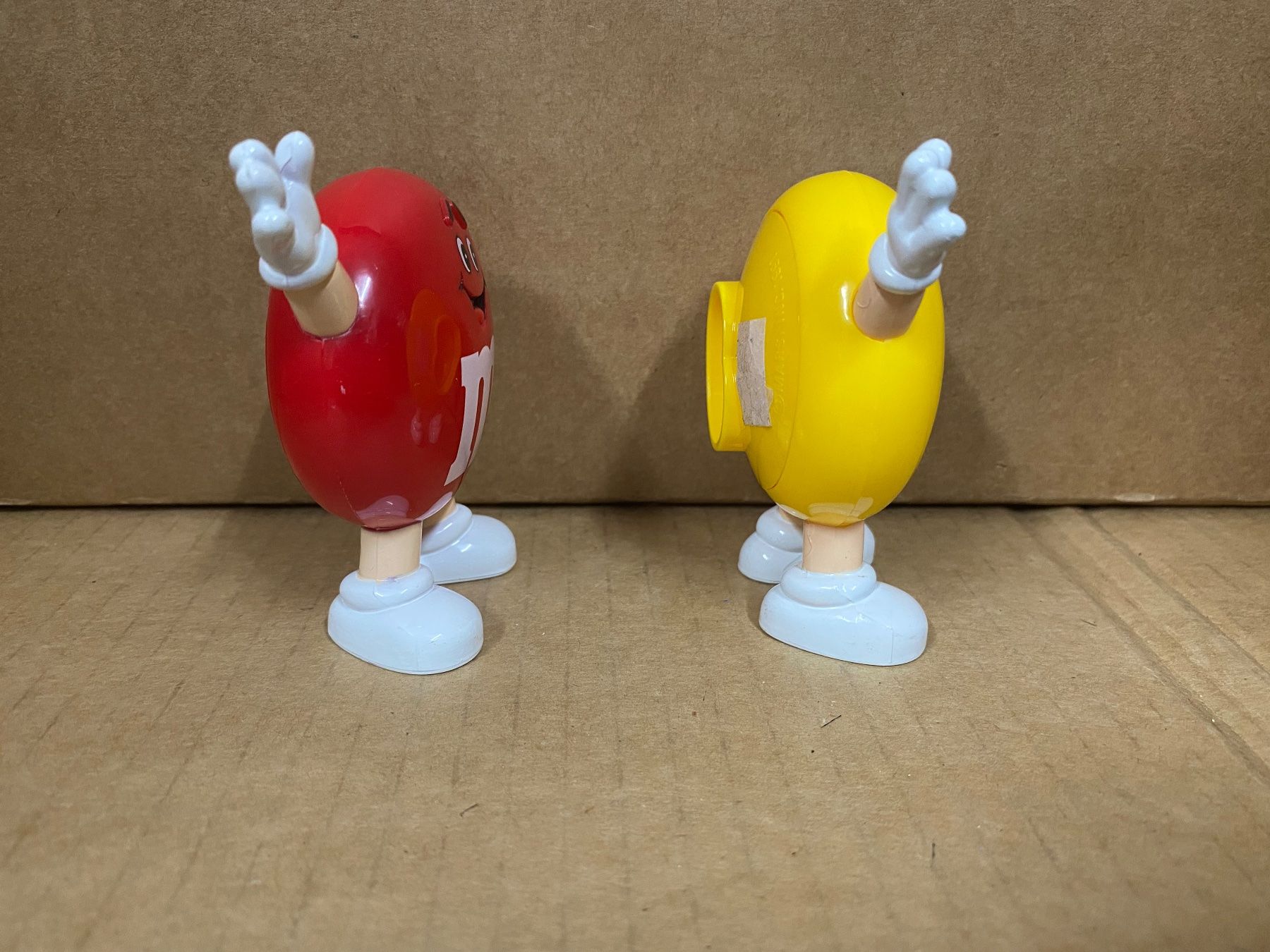 Statuette: M & Ms 1991 yellow and red – Usato da Eschlikon TG venduto da ArtRec 3
