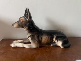 DDR Porzellanfigur Schäferhund liegend
