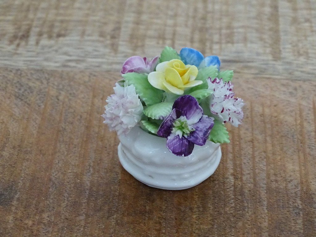Tutte le decorazioni: Wunderschönes Royal Adderley Floral Arrangement – Usato da Bretzwil venduto da America1 1