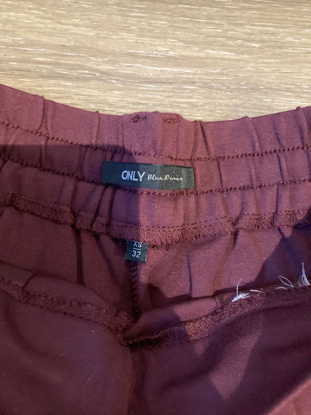 Pantaloni: Weinrote Stoffhose Gr. XS – Usato da Thun venduto da Vans_98 2