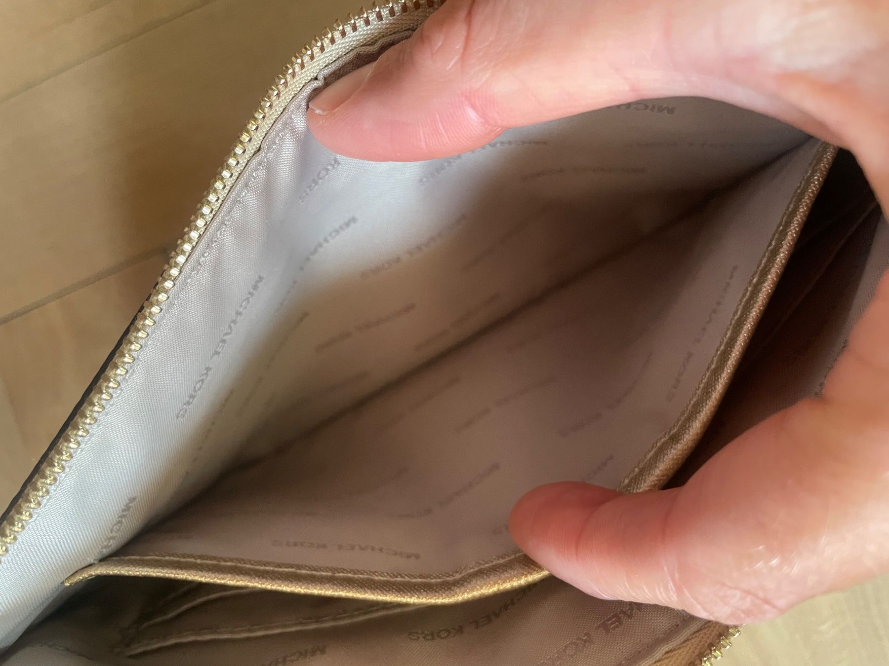 Michael Kors Taschen für Damen: Goldige Clutch von Michael Kors – Gebraucht aus Zürich von 28881084 9