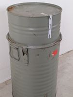 Übergrosse Thermosflasche in Fass