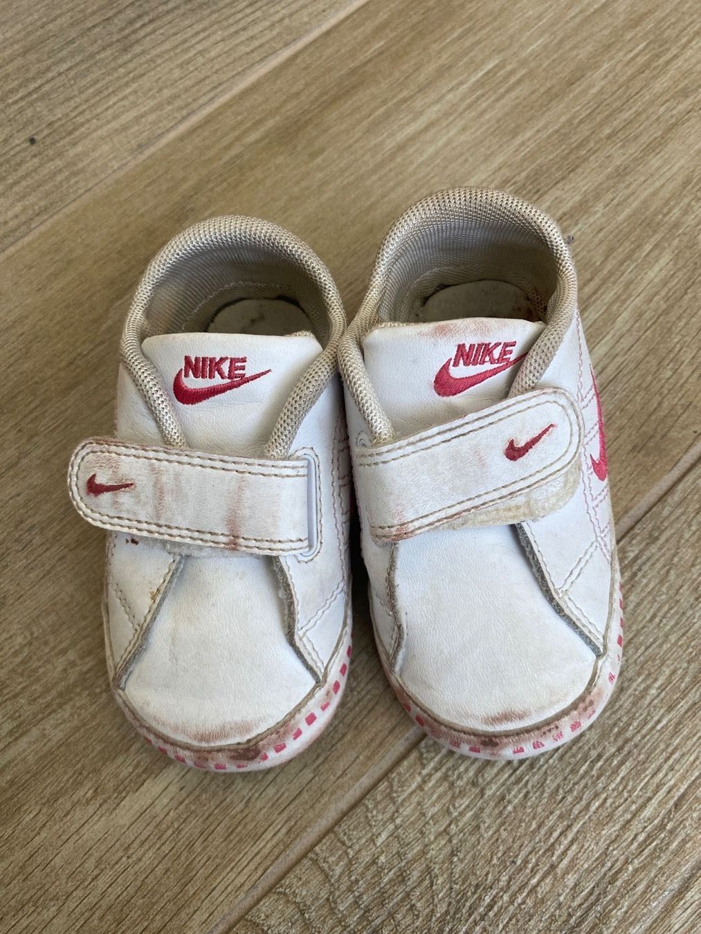 Nike Scarpe per ragazzi: gebrauchte Nike Turnschuhe Gr. 19.5 – Usato da Goldau venduto da AdrianSZ