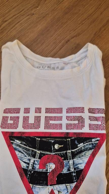 Guess T-shirt: Guess T-Shirt – Usato da Feusisberg venduto da cts_55rn 1