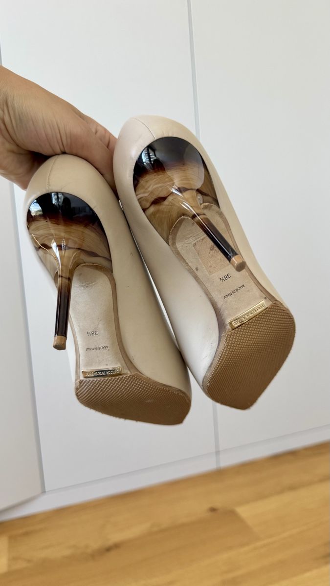 Burberry Scarpe da donna: Chic Burberry Heels - Size 38.5 - Timeless Style! – Usato da Dübendorf venduto da Pink.Blue 3