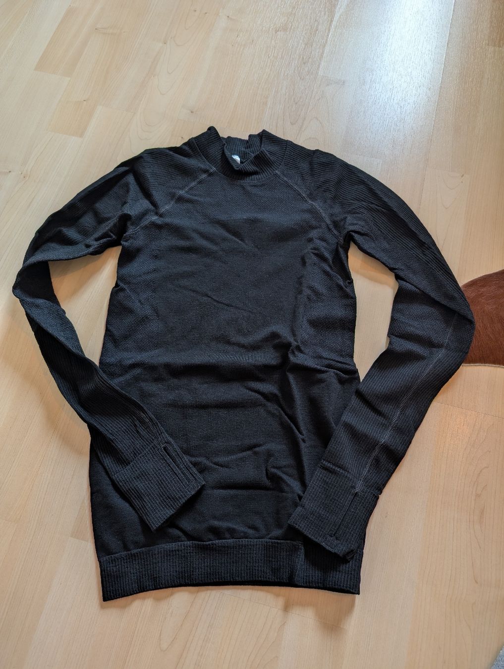 Lululemon Top: Lululemon Thermo Shirt – Nuovo (secondo la descrizione) da Magden venduto da mightykels