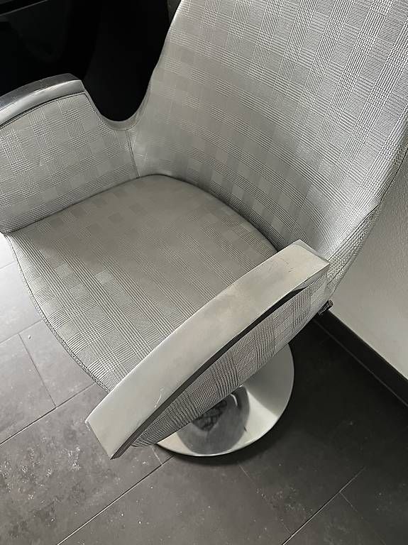 Poltrone: 2 Fauteuils de coiffeur – Usato da La tour de peilz venduto da Tecnop 2