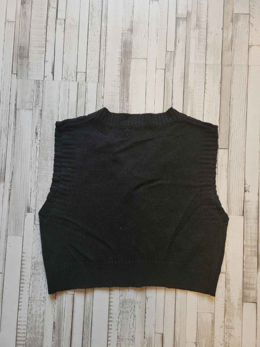 Top: Gilet sans manches noir – Usato da Delémont venduto da Osamuwuu 1