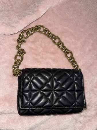     Elegante Zara Tasche mit goldener Chunky-Kette