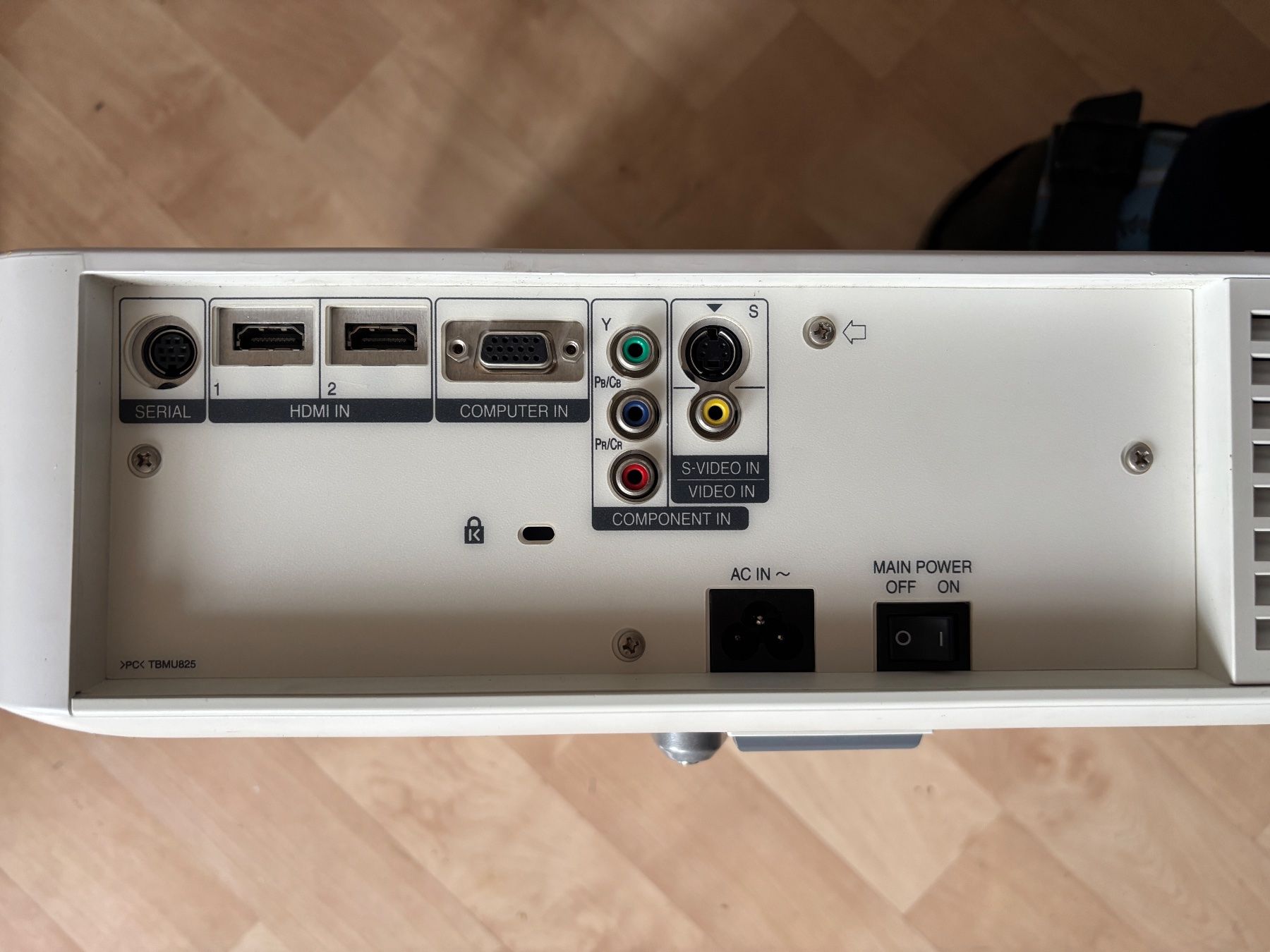 Panasonic Proiettori: Beamer PT-AX200E inkl. grosse Leinwand – Usato da Schwyz venduto da stadtundland 7