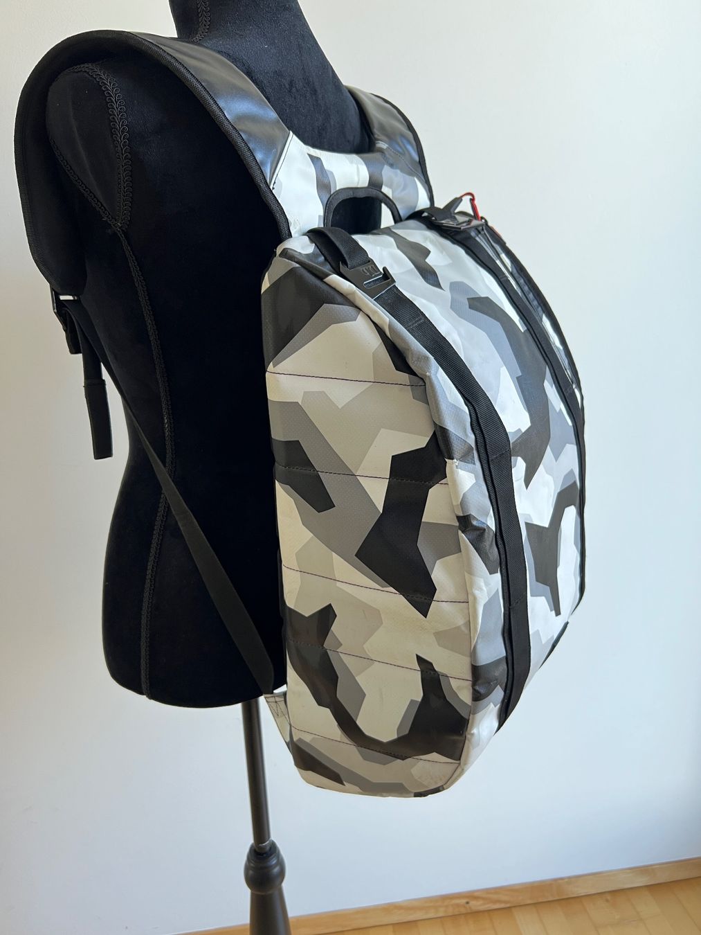 Rucksäcke: Db Backpack The Base 15l, snow camo limited ed. Jon Olsson – Gebraucht aus Ruggell von