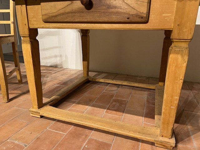 Set di tavolo e panche: Antiker Tisch mit 2 Stühlen – Usato da Winterthur venduto da woodenhiller68 3