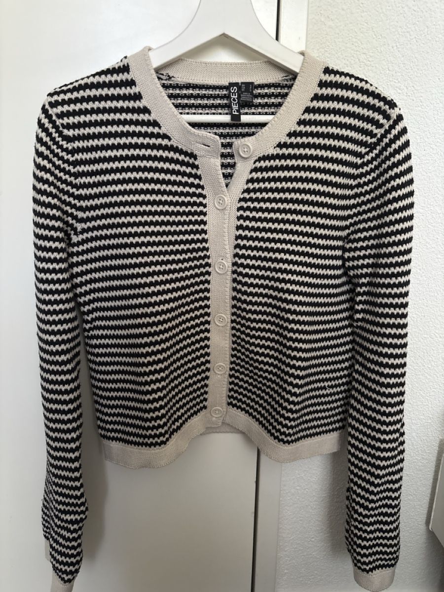 Pieces Jacken: Strickjacke Pieces S 36 – Gebraucht aus Sarnen von leonie.vera