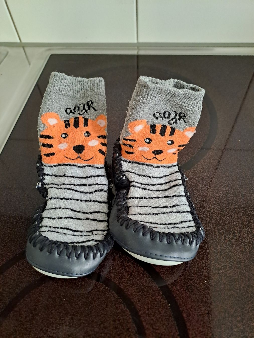 Schuhe für Jungen: Krabbelschuhe mit Socken Tiger Grösse 23-24  – Gebraucht aus Rickenbach LU von bishiida