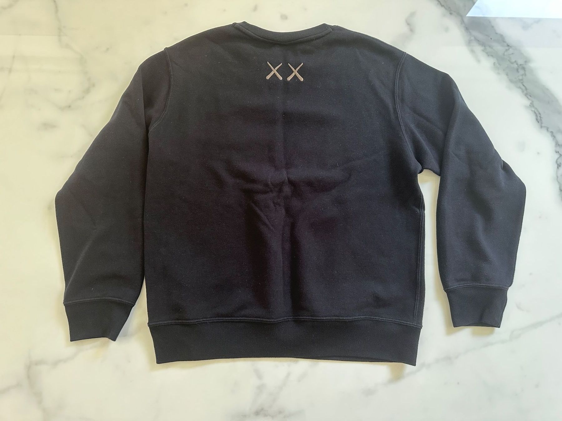 Pulls et sweat-shirts: Uniqlo Kaws Pullover Kinder Gr. 11-12 – D'occasion à Lausen par Swissart123 1