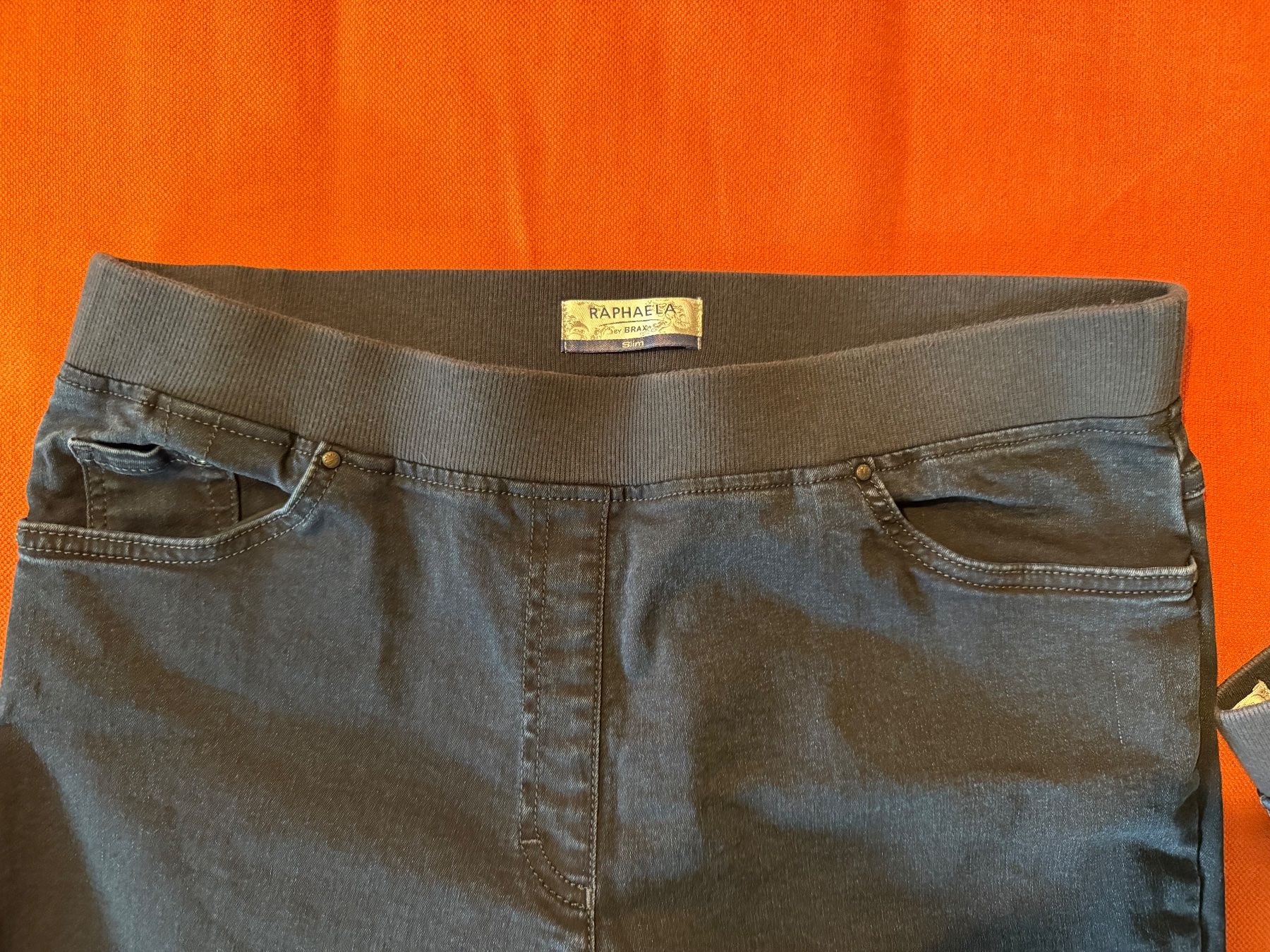Brax Jeans: 2 Raphaela by Brax - Jeans dunkelblau mit Elastikbund – Usato da Zuchwil venduto da Lsc63 1