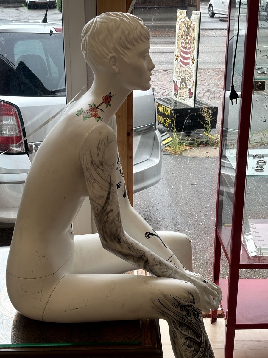 Allestimento di negozi e stand fieristici: Tattooed Mannequin   – Usato da Obermumpf venduto da davetattoo 2