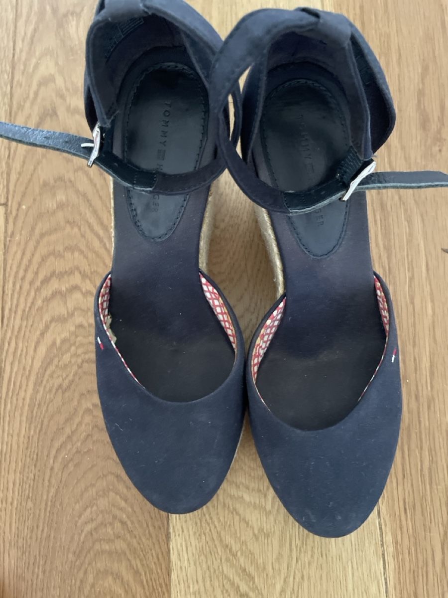 Tommy Hilfiger Chaussures femmes: TH Plateau Schuhe GR. 40 – D'occasion à Bern par prostezuzka 1