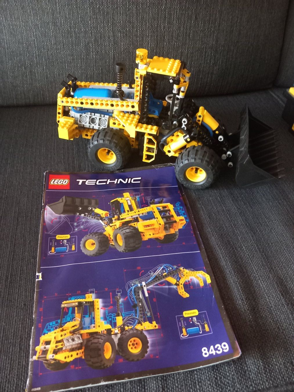 Lego Kit di costruzioni: LEGO Technic - Chargeuse compacte 8439 - Pneumatique!... – Usato da Bernex venduto da casimali 4