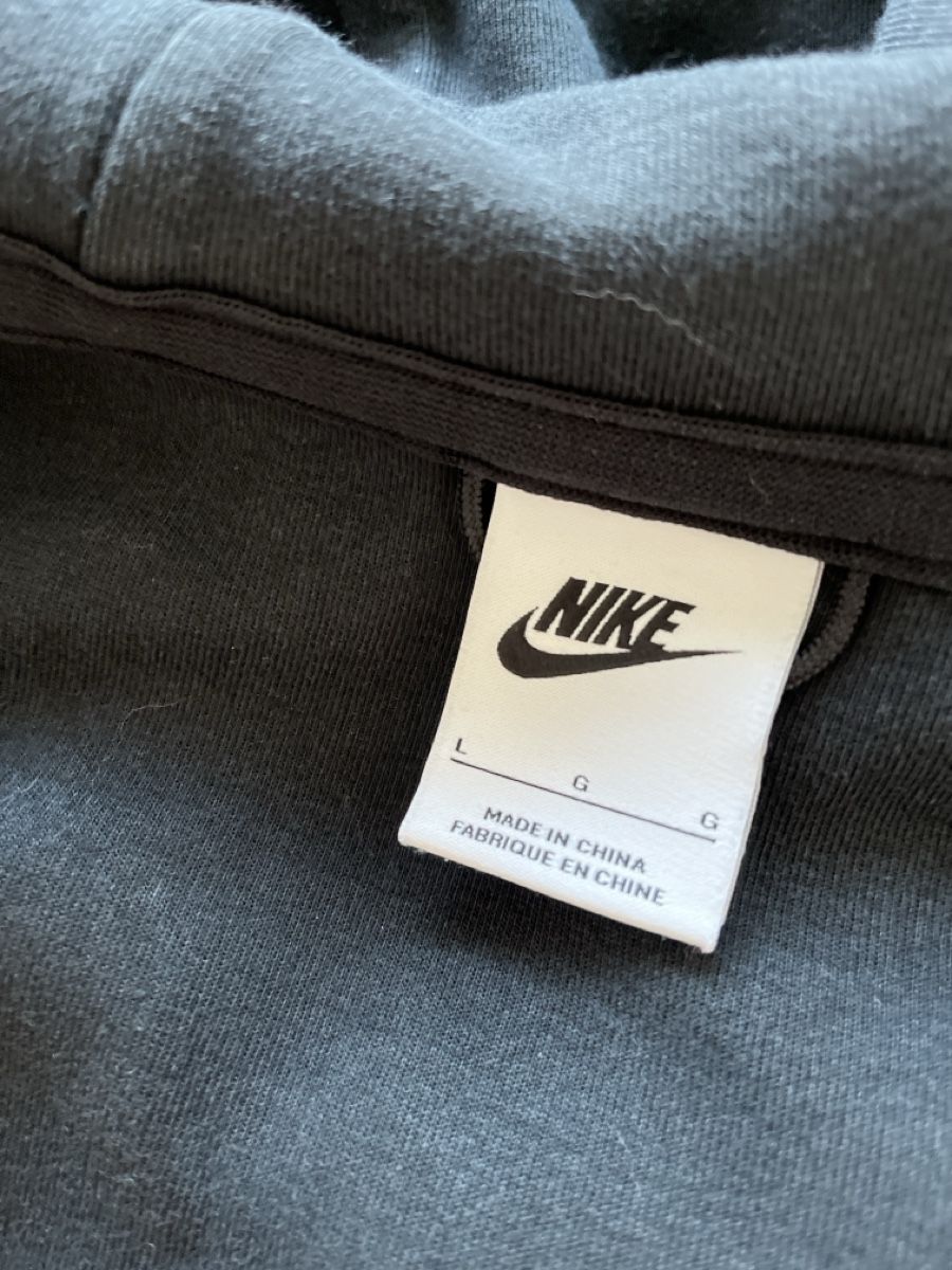 Nike Vestes: Jaquette noire Nike – D'occasion à Mont-sur-Lausanne par Pioutch 2