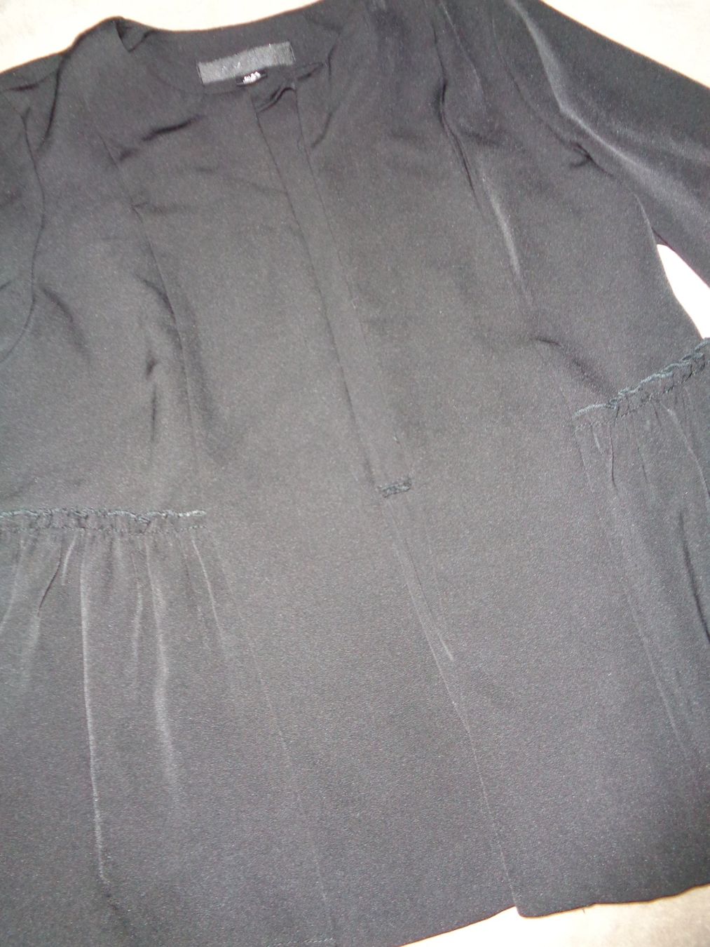 Blusen: Schwarze Bluse mit Glockenärmeln Gr. 34 Sommer Top! – Gebraucht aus Bottenwil von topshop 1