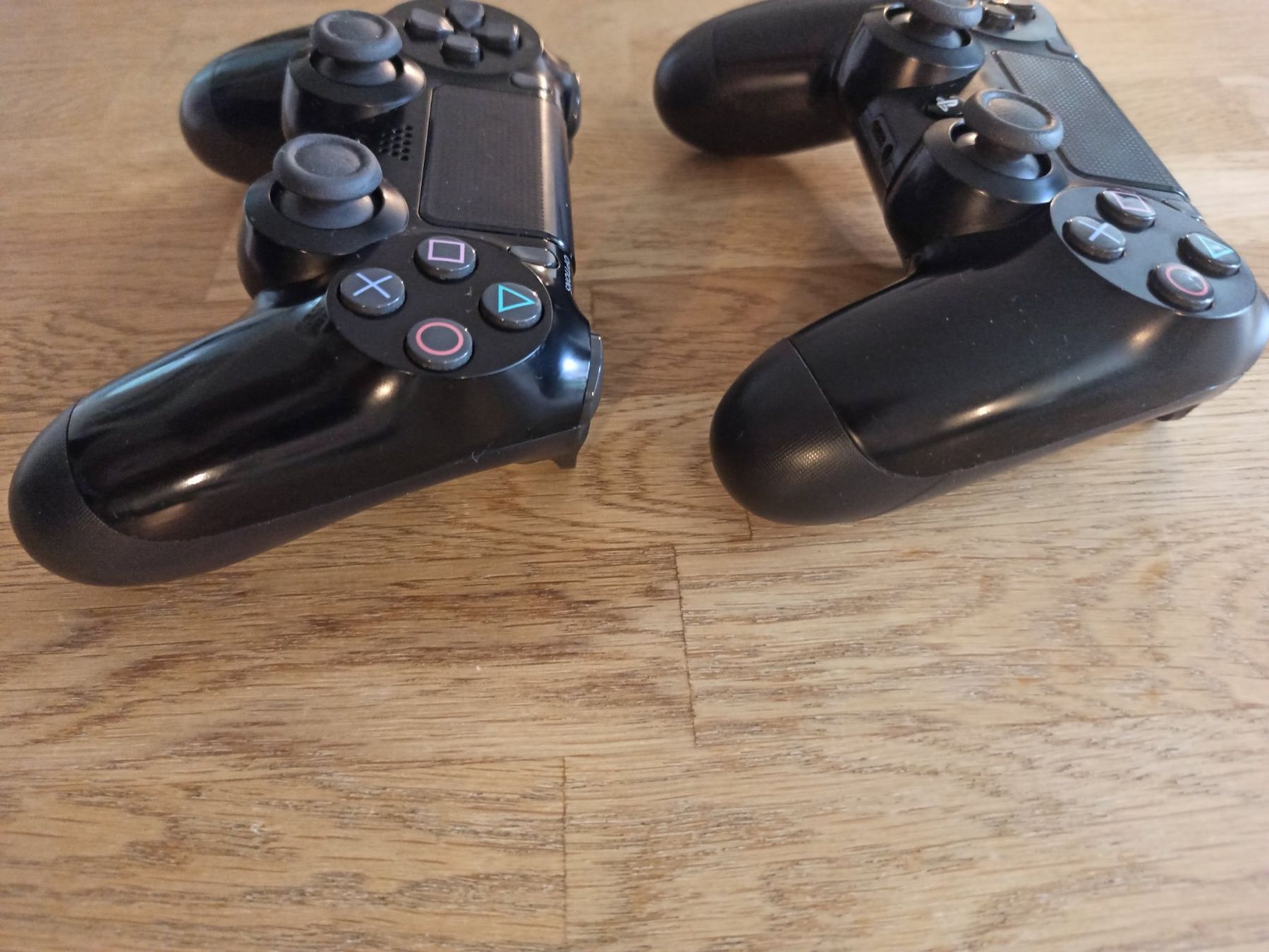 Controller: 2 x Original Controller Sony PS4 Wireless DualShock 4 V2 – Usato da Oberweningen venduto da mar_87mx 3