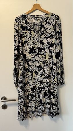 Kleid MSCH Copenhagen geblümt schwarz/weiss XS neuwertig