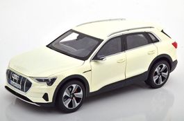 Audi e-tron seit 2019 weiss met. / schwarz    1:18 von NOREV