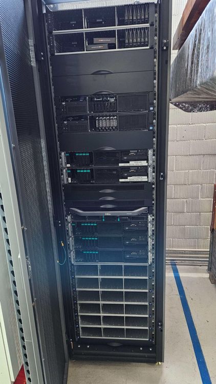 Top Server Rack mit 5 Server, KVM und Verkabelung | Kaufen auf Ricardo