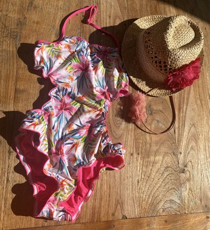 Neues Badekleid Gr. 152 inkl. Strohhut & Haarband