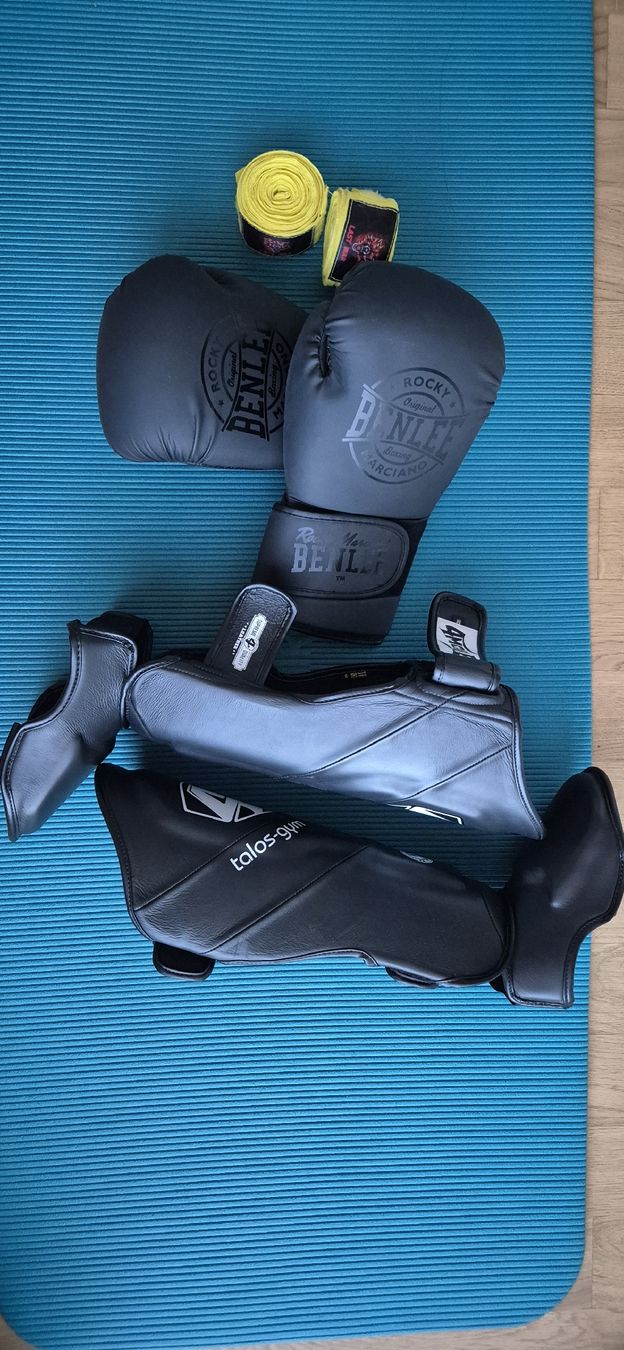 Protections: kickbox Handschuhe und Beinschoner – D'occasion à Steinhausen par PJ_23