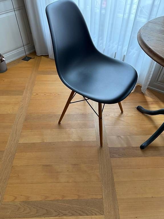 Stühle: Eames Plastic Side Chair schwarz – Gebraucht aus Bern von Martin7299
