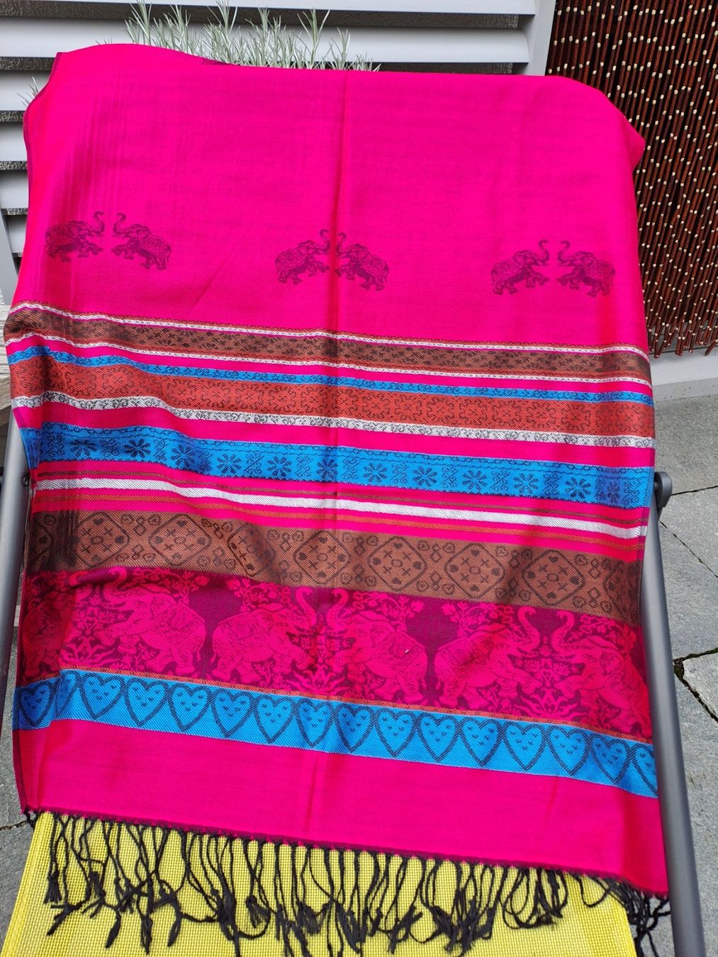 Foulards, Tücher & Schals: Cashmere-Schal, pink mit Ethno-Muster und Fransen – Gebraucht aus Volketswil von ronbons 2