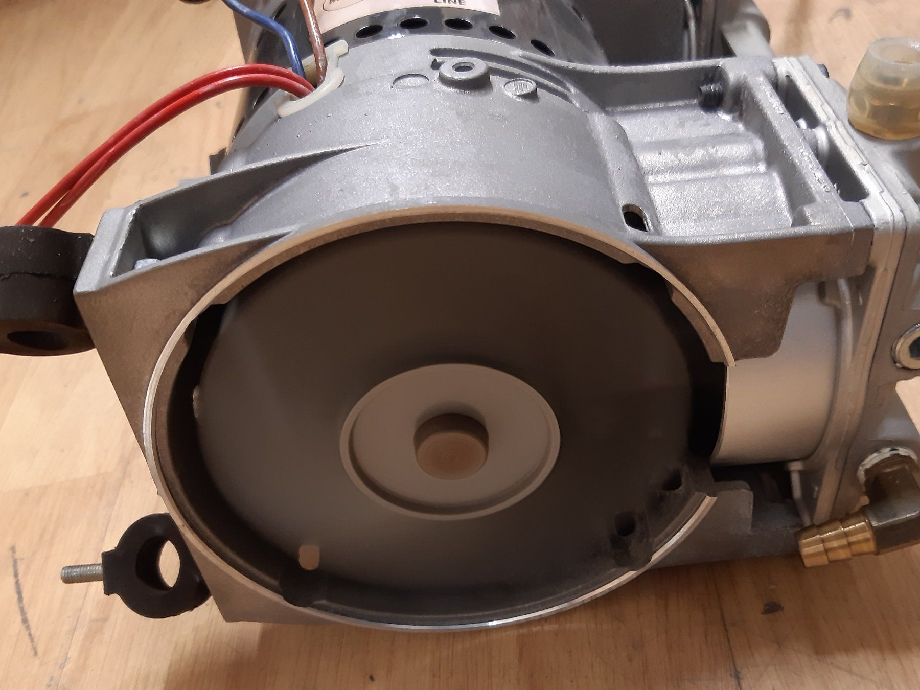 Compressori: Druckluft motor, Doppelkolbenkompressor? Saugt & bläst – Usato da Lohn-Ammannsegg venduto da Molch7 7