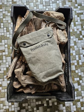 Militärtasche mit Stickerei bodäständig