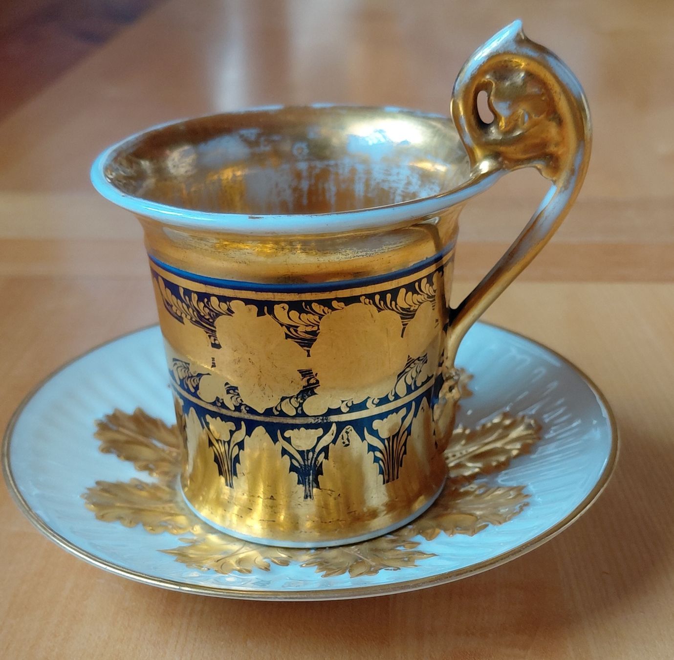 Tassen: Antike Tesse mit edlem Golddekor, 1840/50 – Gebraucht aus Trogen von Limboo