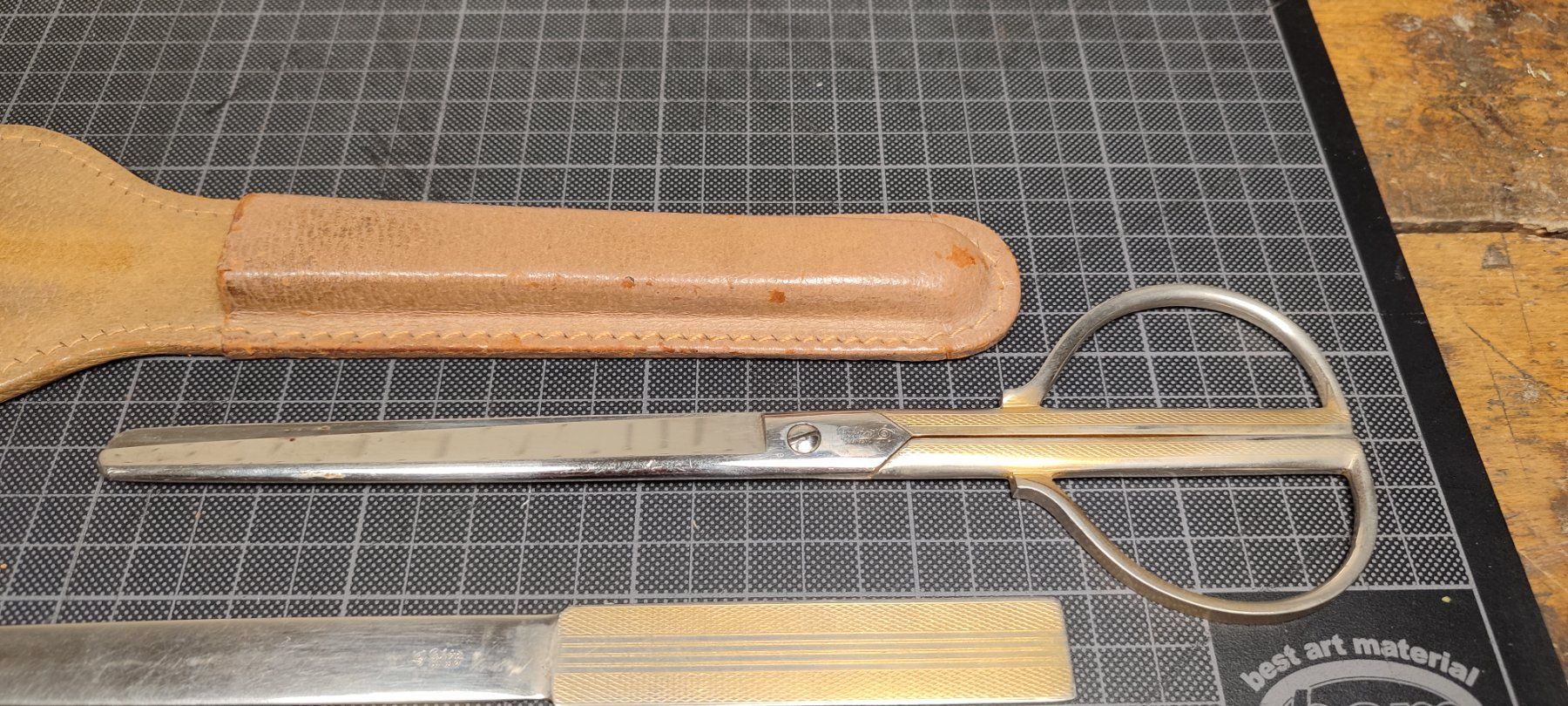 Altro materiale per ufficio: Wunderschönes Leder Etui mit  Schere Brieföffner vonSolingen – Usato da Gelterkinden venduto da MYSTOREFORYOU4460 1