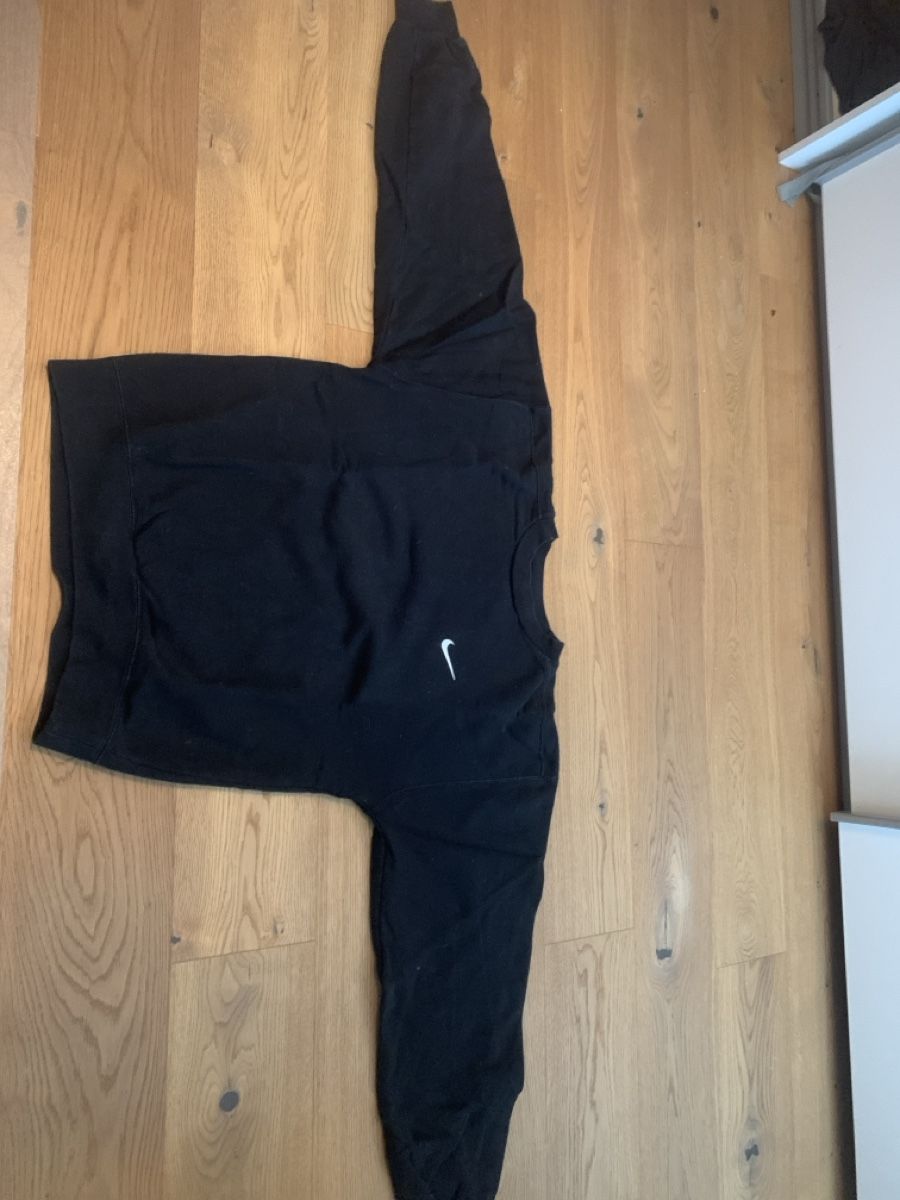 Nike Pulls & Sweat-shirts: Nike Pullover schwarz mit Logo – D'occasion à Netstal par Kleenes01