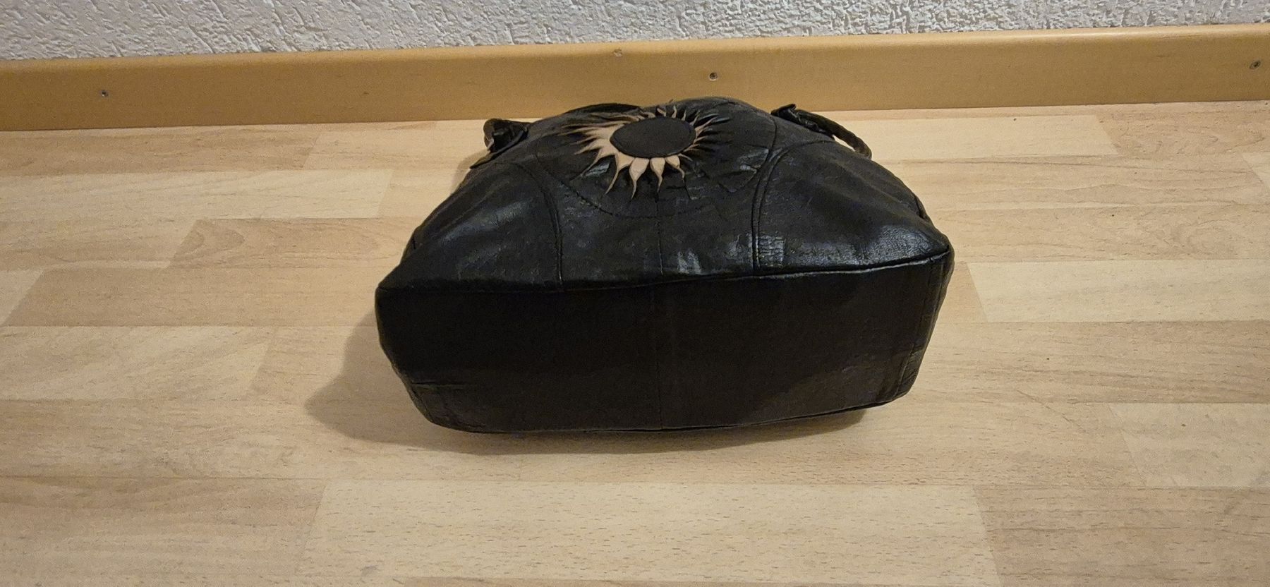 Taschen für Damen: Schwarze Handtasche – Gebraucht aus Schwyz von Vesparider01 1