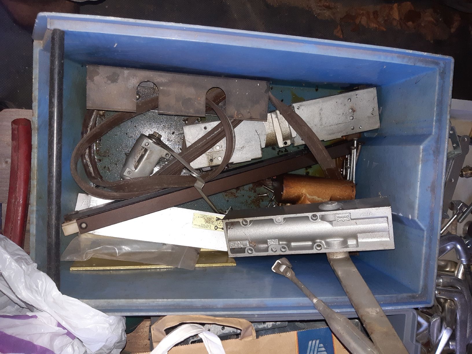Eisenwaren: Lot mit Türschliesser – Gebraucht aus Ramersberg von Subski300 1