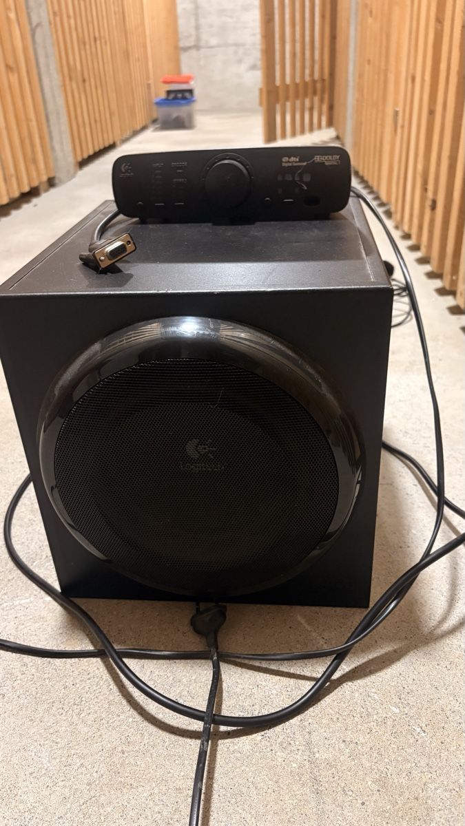 Logitech Haut-parleurs: Logitech Z906 Surround-Soundsystem – D'occasion à Birr par eleu 1