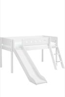 Kinderbett Flexa White mittelhoch mit Leiter und Rutsche