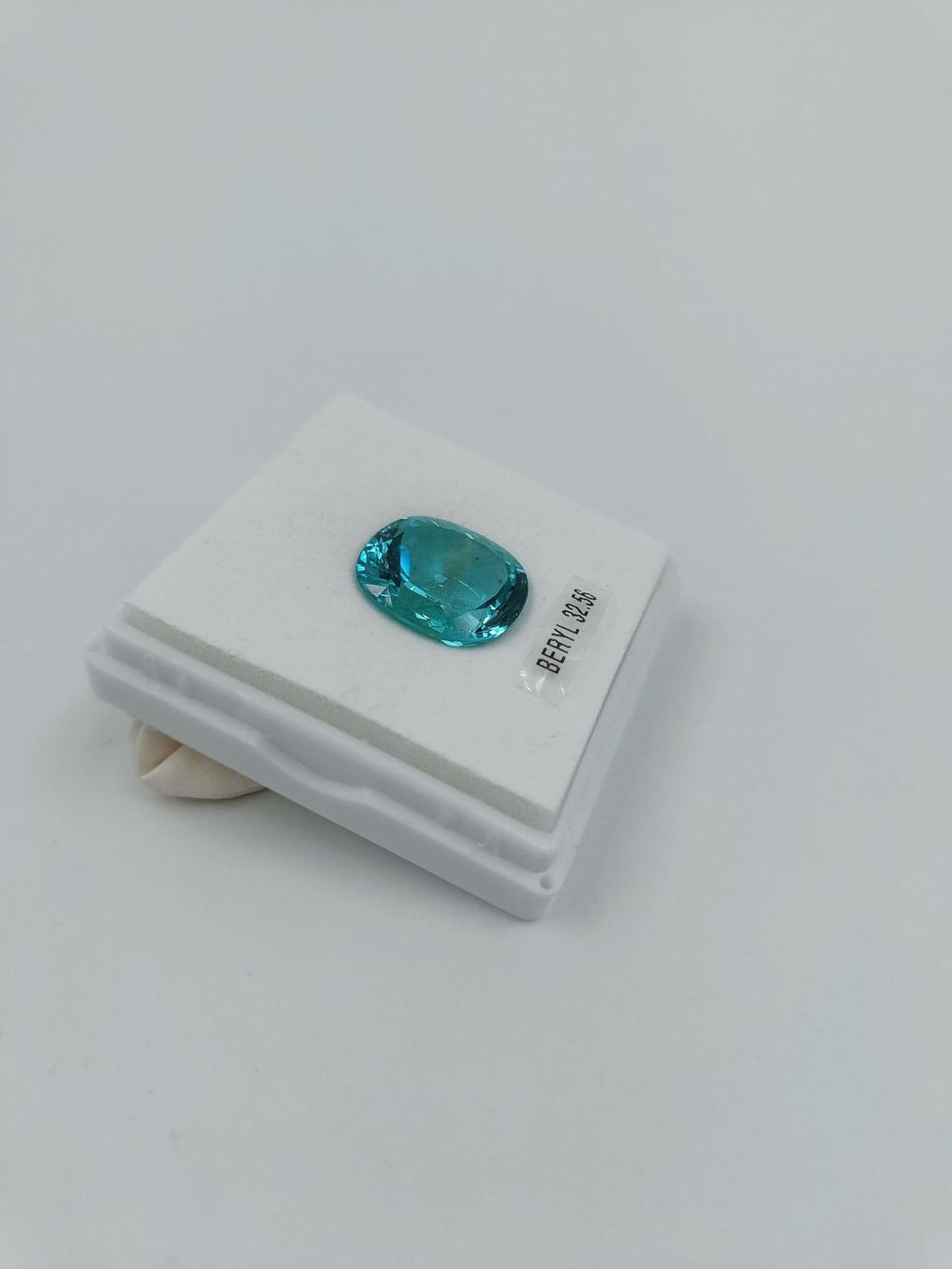 Pietre preziose: 1 AUSSERGEWÖHNLICH TÜRKISBLAUER BERYLL 32.56 CT. – Usato da Luzern venduto da EdiGem 2